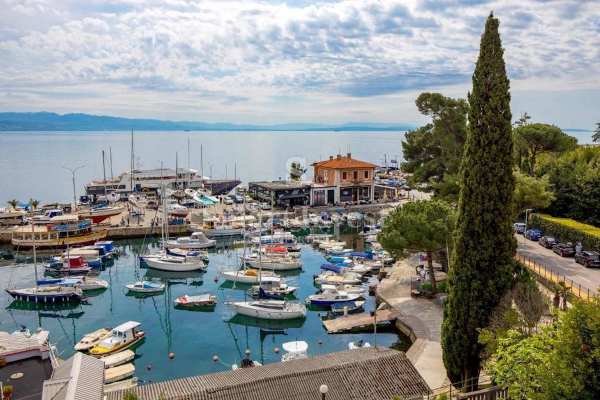 ABBAZIA, Appartamento ristrutturato prima linea al mare in vendita