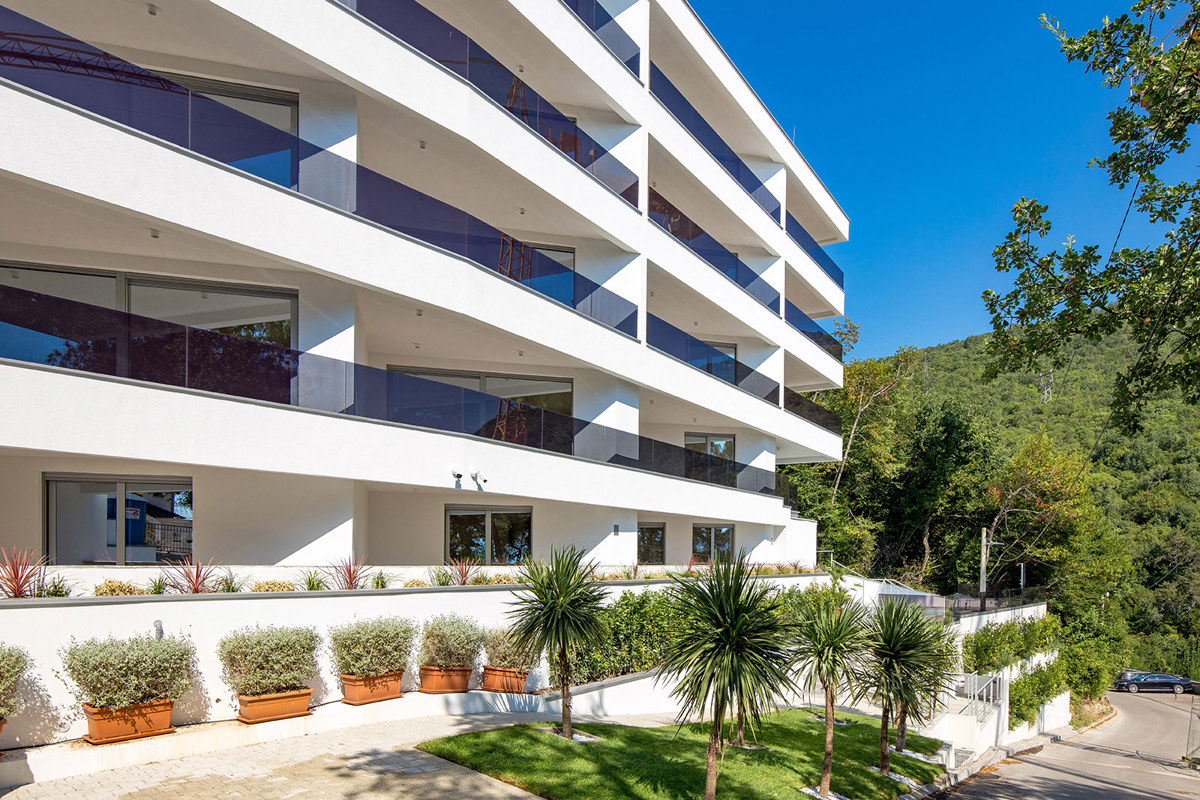 ABBAZIA, lussuoso appartamento trilocale con vista mare in complesso con piscina