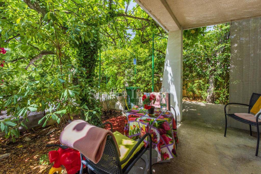 DRAMALJ, casa con 5 appartamenti e 2 garage vicino al mare