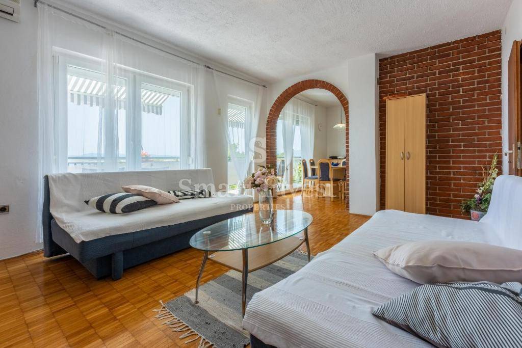 DRAMALJ, casa con 5 appartamenti e 2 garage vicino al mare