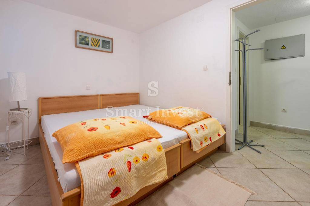 DRAMALJ, casa con 5 appartamenti e 2 garage vicino al mare