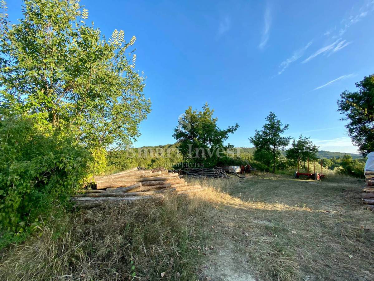 ISTRIA - HUM, terreno edificabile con ruderi da ristrutturare