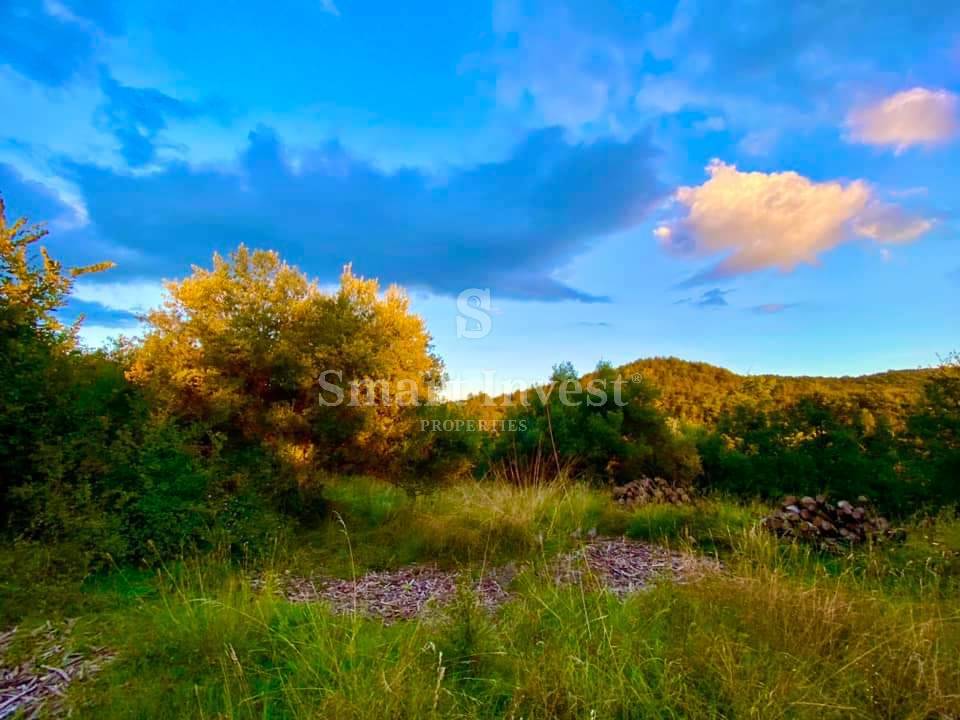 ISTRIA - HUM, terreno edificabile con ruderi da ristrutturare