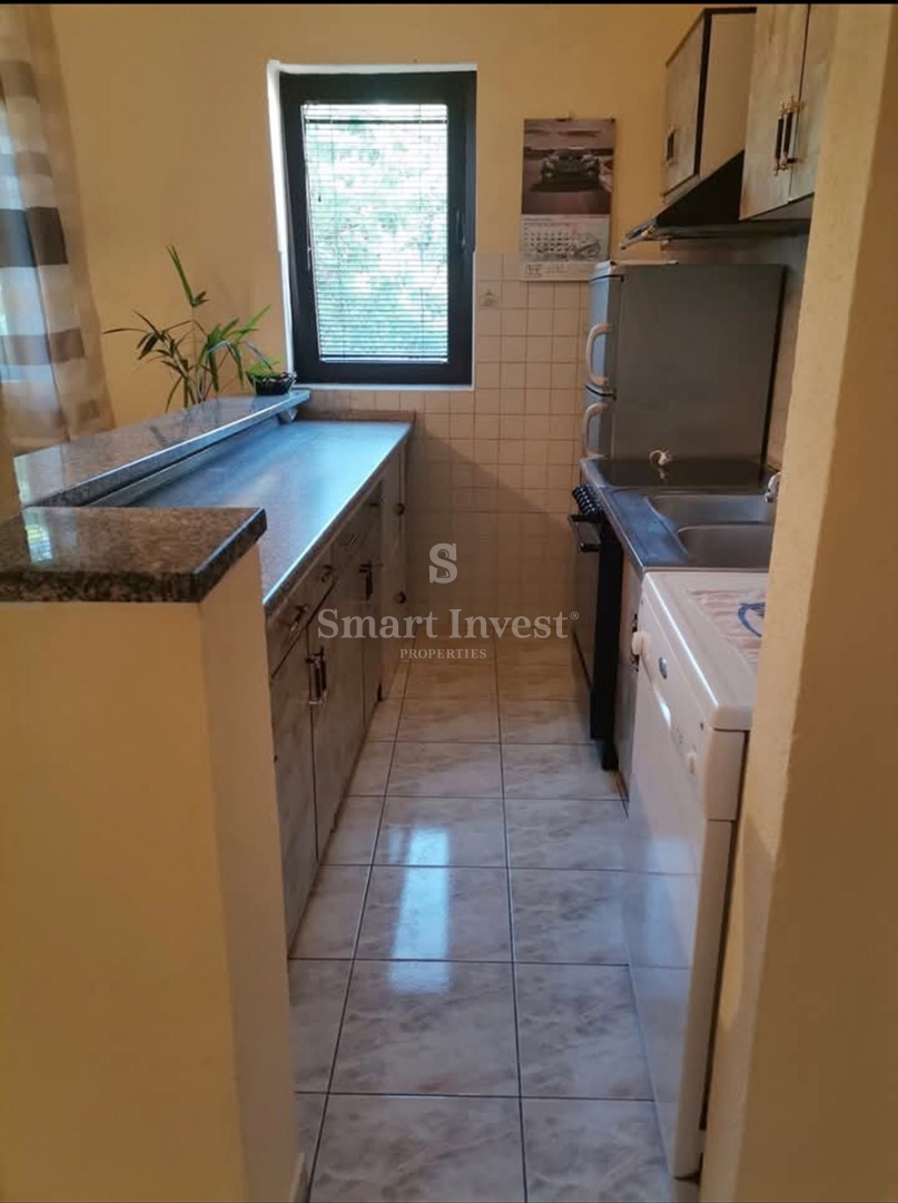 VIŠKOVO, casa bifamiliare con 2 appartamenti, garage e giardino