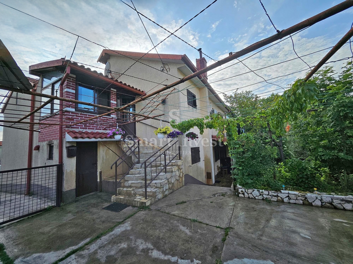 VIŠKOVO, casa bifamiliare con 2 appartamenti, garage e giardino