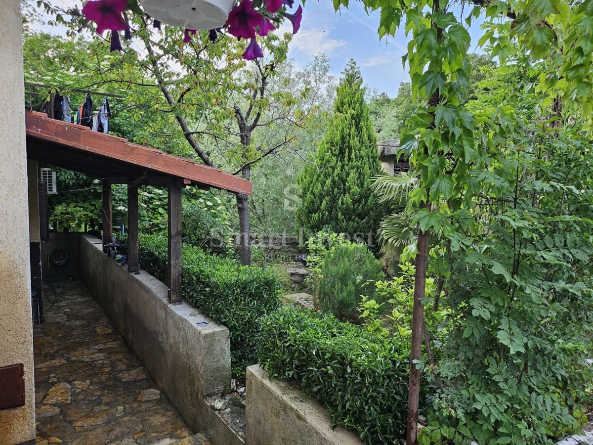 VIŠKOVO, casa bifamiliare con 2 appartamenti, garage e giardino