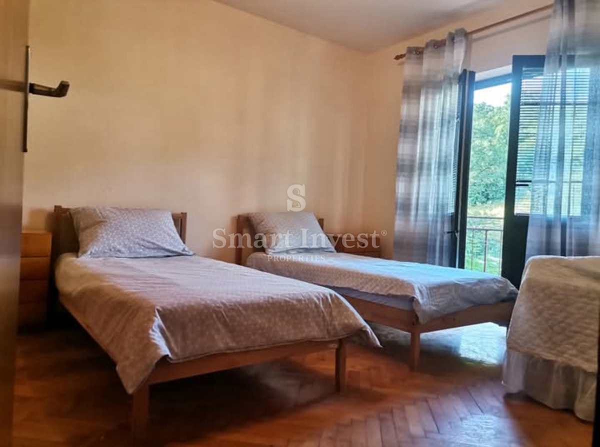 VIŠKOVO, casa bifamiliare con 2 appartamenti, garage e giardino