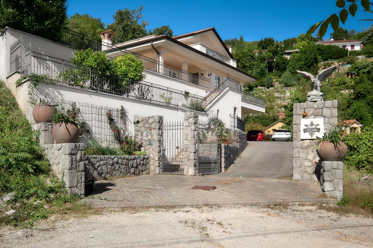 IČIĆI, una bellissima casa in una posizione eccellente, ESCLUSIVAMENTE NELLA NOSTRA AGENZIA!