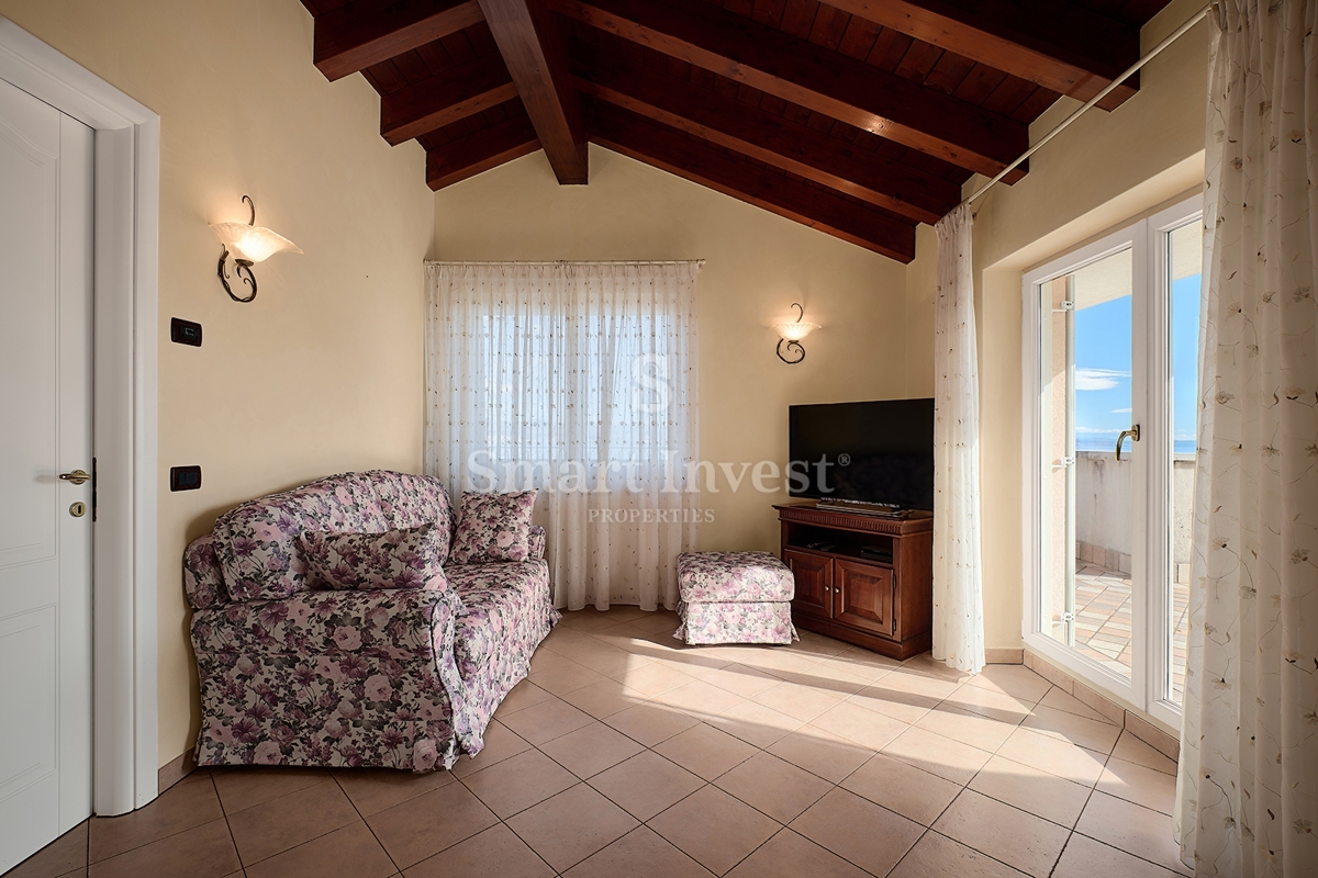 IČIĆI, una bellissima casa in una posizione eccellente, ESCLUSIVAMENTE NELLA NOSTRA AGENZIA!