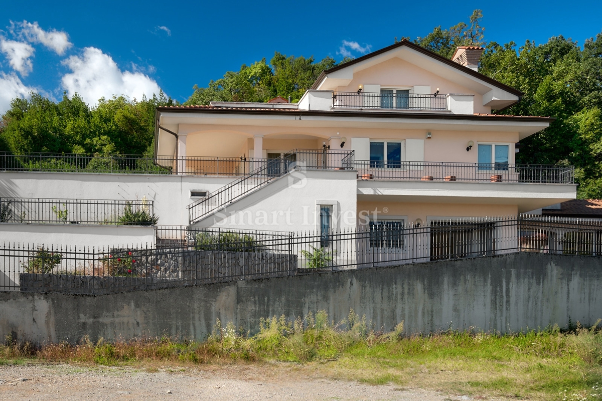 IČIĆI, una bellissima casa in una posizione eccellente, ESCLUSIVAMENTE NELLA NOSTRA AGENZIA!