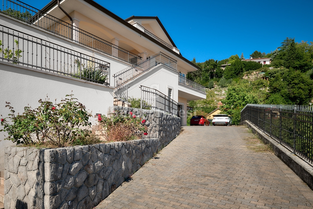 IČIĆI, una bellissima casa in una posizione eccellente, ESCLUSIVAMENTE NELLA NOSTRA AGENZIA!