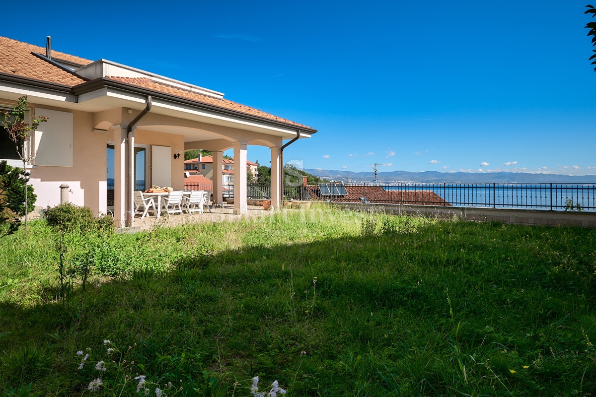 IČIĆI, una bellissima casa in una posizione eccellente, ESCLUSIVAMENTE NELLA NOSTRA AGENZIA!