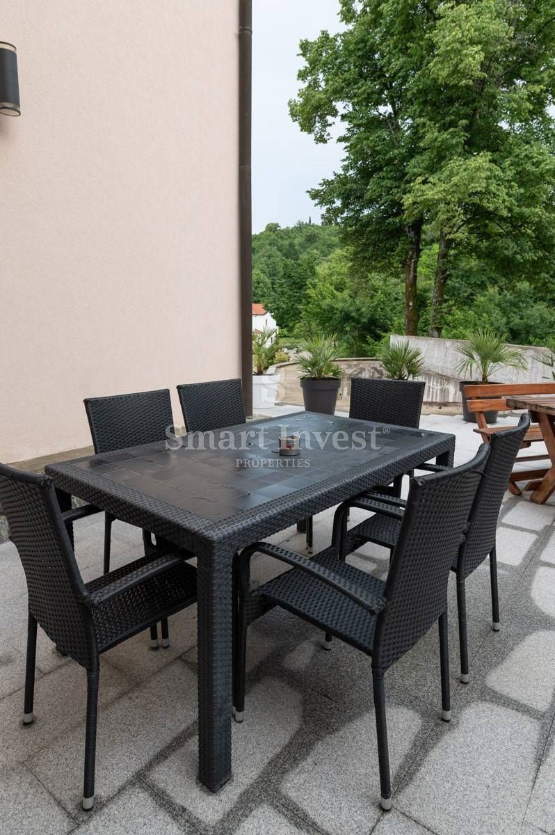 ABBAZIA - MATULJI, Casa indipendente con piscina e garage in un posto tranquillo, in vendita