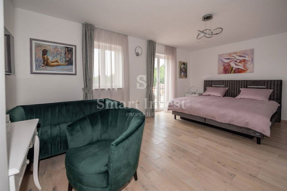 ABBAZIA - MATULJI, Casa indipendente con piscina e garage in un posto tranquillo, in vendita