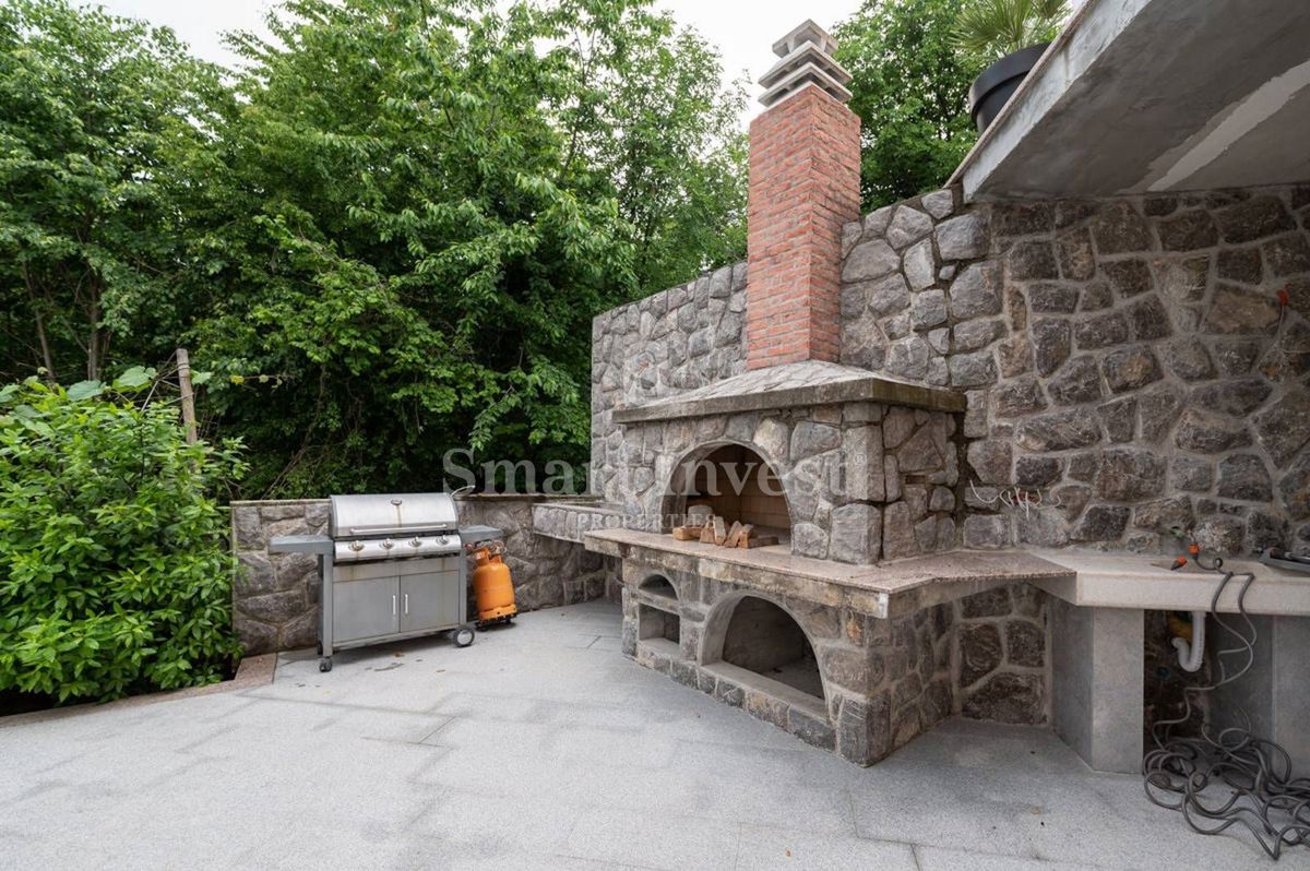 ABBAZIA - MATULJI, Casa indipendente con piscina e garage in un posto tranquillo, in vendita