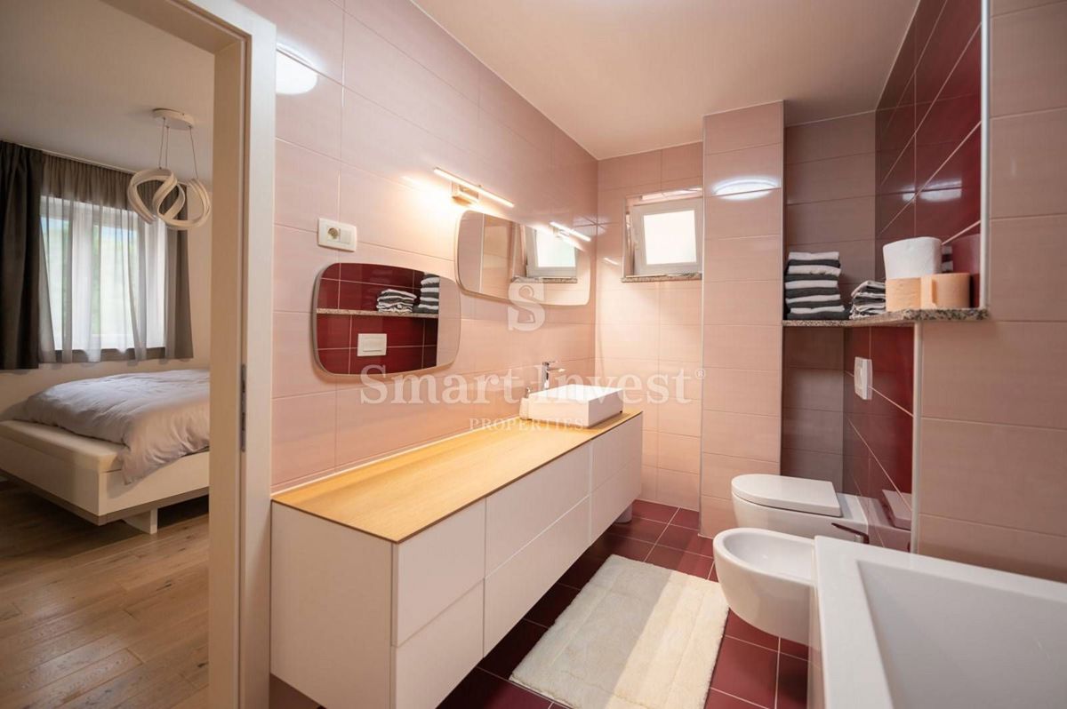 ABBAZIA - MATULJI, Casa indipendente con piscina e garage in un posto tranquillo, in vendita