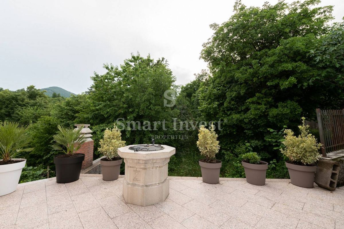 ABBAZIA - MATULJI, Casa indipendente con piscina e garage in un posto tranquillo, in vendita