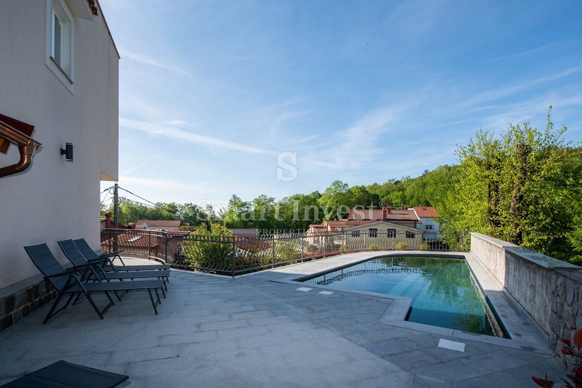 ABBAZIA - MATULJI, Casa indipendente con piscina e garage in un posto tranquillo, in vendita