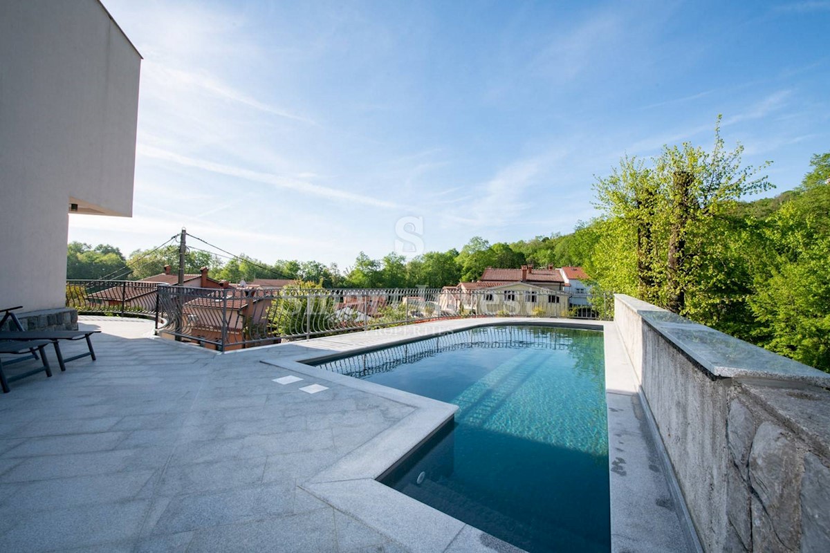 ABBAZIA - MATULJI, Casa indipendente con piscina e garage in un posto tranquillo, in vendita