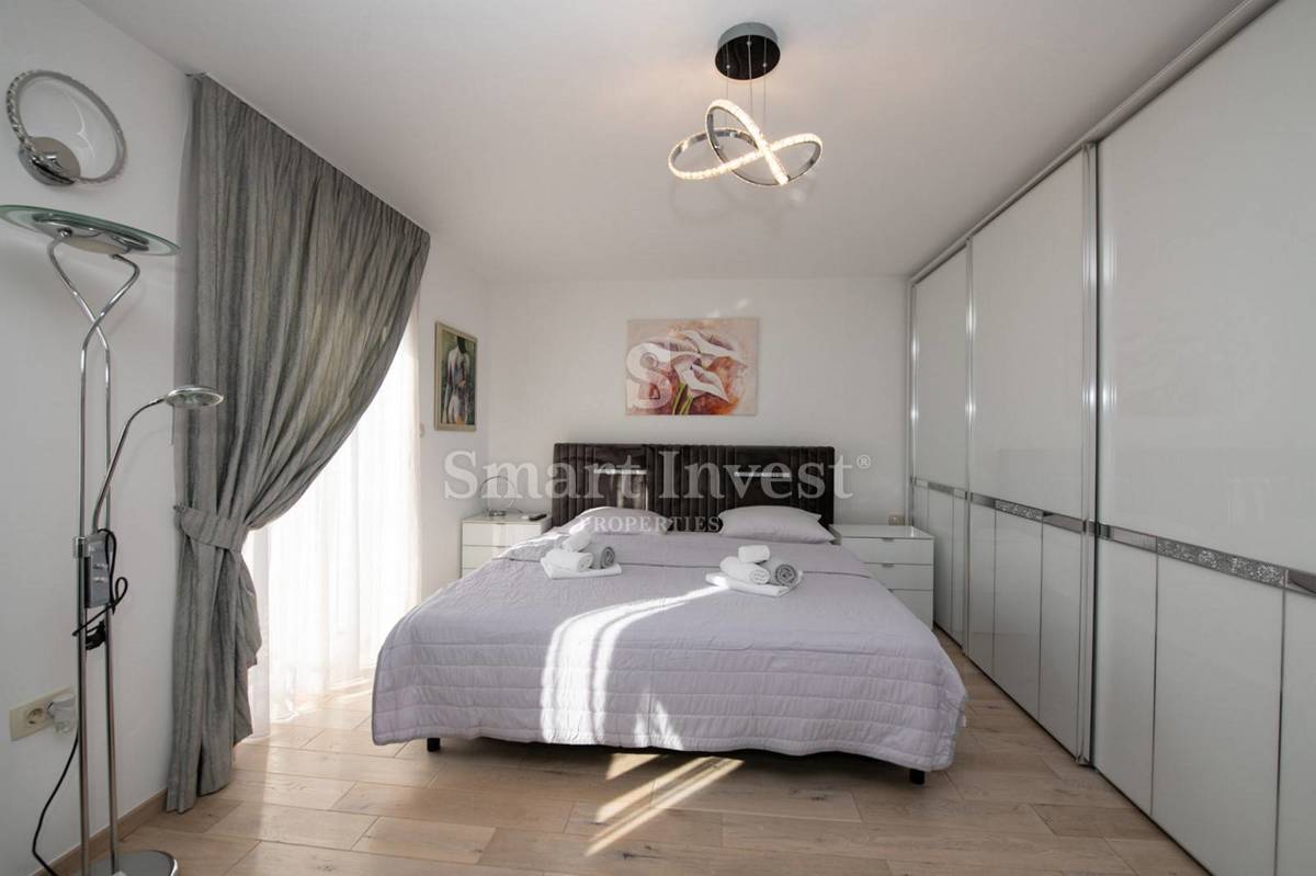 ABBAZIA - MATULJI, Casa indipendente con piscina e garage in un posto tranquillo, in vendita