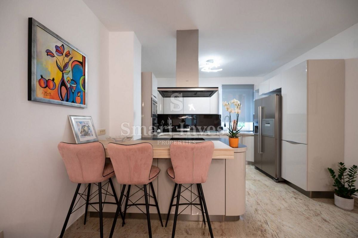 ABBAZIA - MATULJI, Casa indipendente con piscina e garage in un posto tranquillo, in vendita