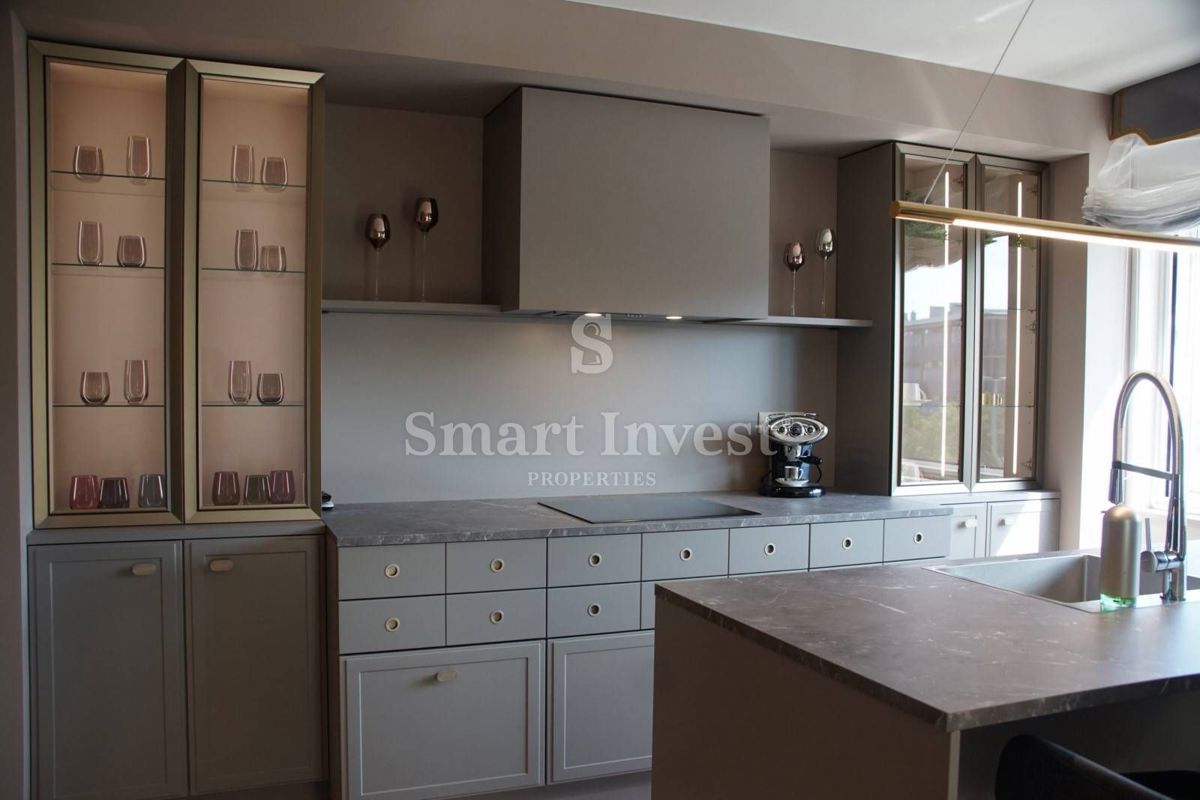 ISTRIA - ROVINJ, RENOVATED 3-BEDROOMS APARTMENT WITH 2 PARKING PLACES