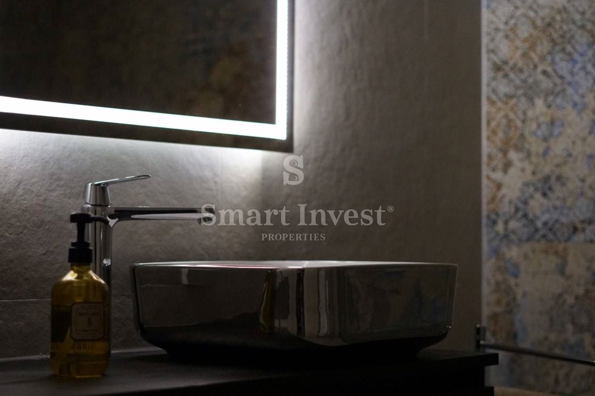 ISTRIA - ROVINJ, RENOVATED 3-BEDROOMS APARTMENT WITH 2 PARKING PLACES