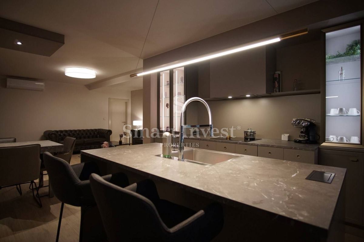 ISTRIA - ROVINJ, RENOVATED 3-BEDROOMS APARTMENT WITH 2 PARKING PLACES