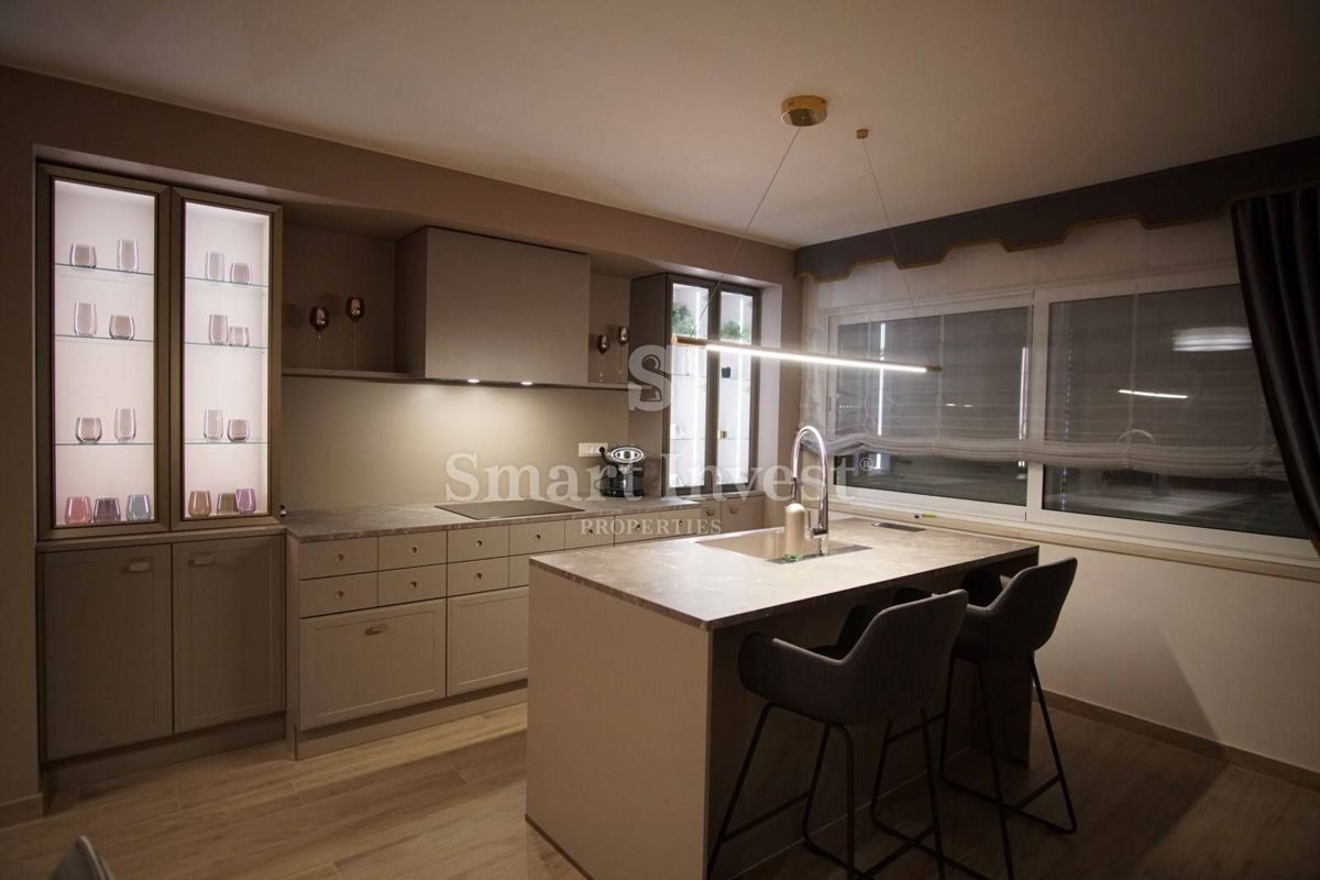ISTRIA - ROVINJ, RENOVATED 3-BEDROOMS APARTMENT WITH 2 PARKING PLACES