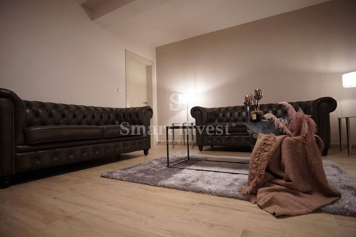 ISTRIA - ROVINJ, RENOVATED 3-BEDROOMS APARTMENT WITH 2 PARKING PLACES