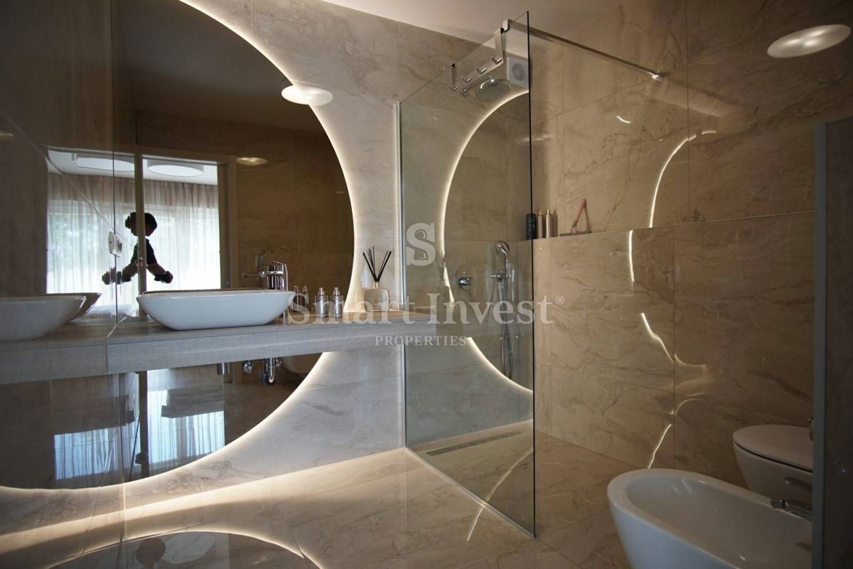 ISTRIA - ROVINJ, RENOVATED 3-BEDROOMS APARTMENT WITH 2 PARKING PLACES