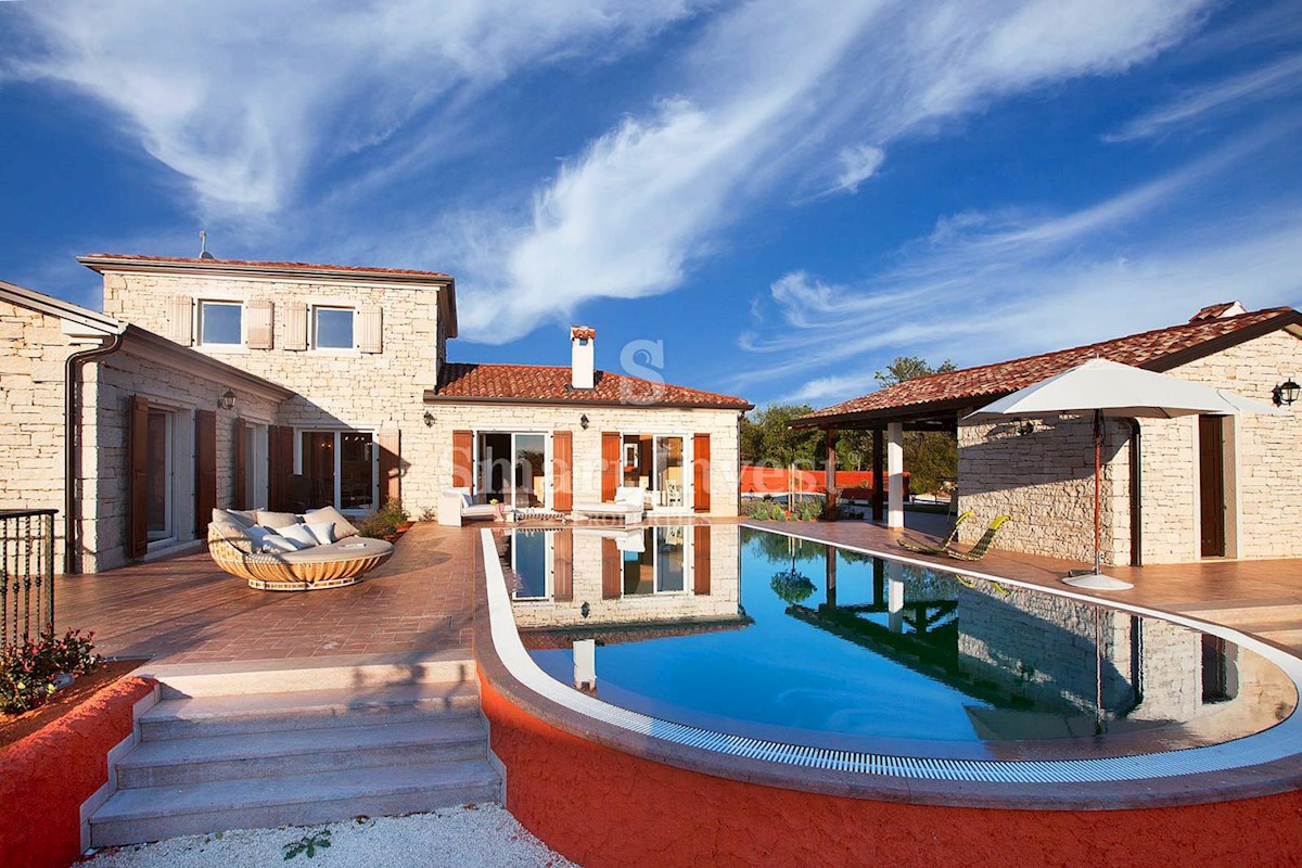 ISTRIA - VODNJAN, VILLA WITH HEATED POOL ON A BIG LAND PLOT