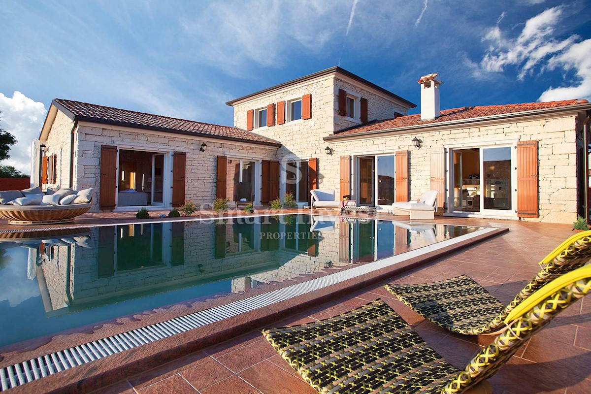 ISTRIA - VODNJAN, VILLA WITH HEATED POOL ON A BIG LAND PLOT