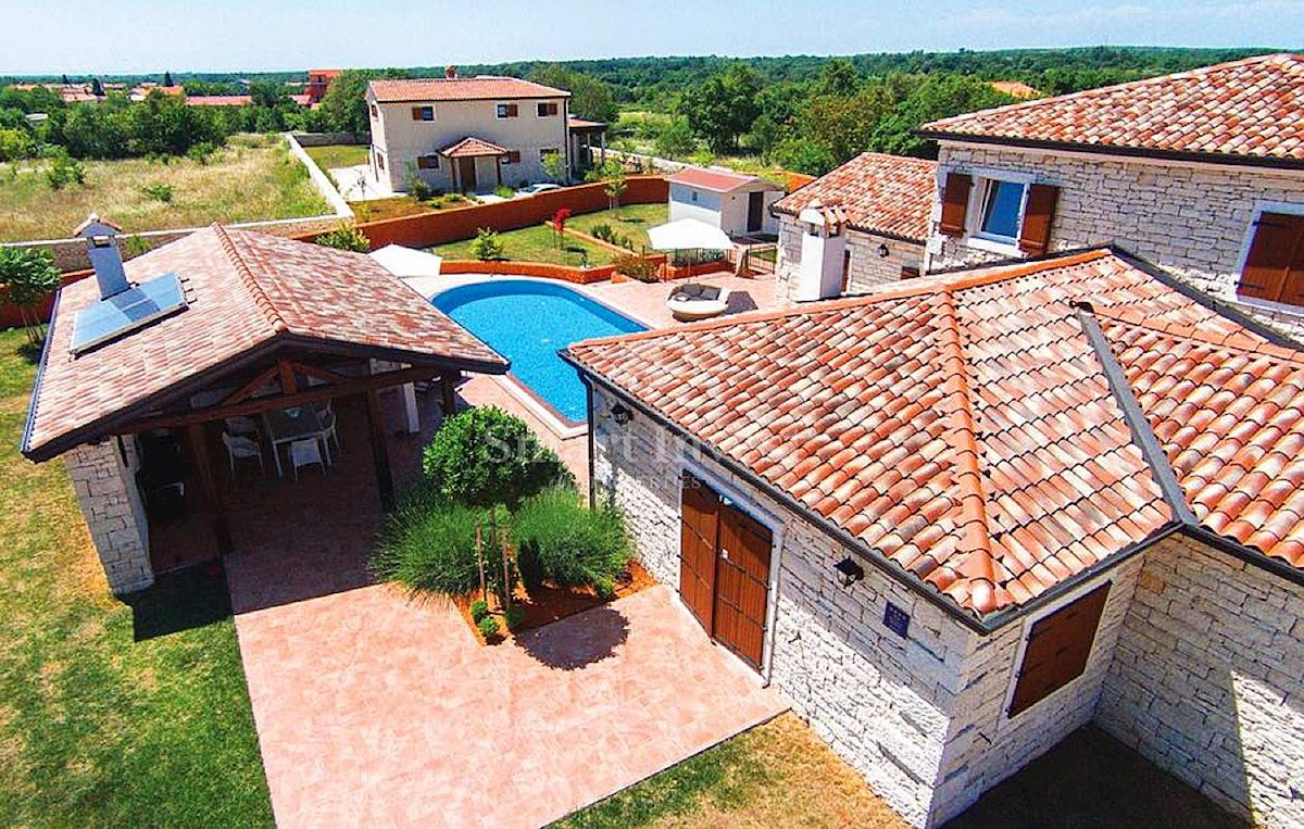 ISTRIA - VODNJAN, VILLA WITH HEATED POOL ON A BIG LAND PLOT