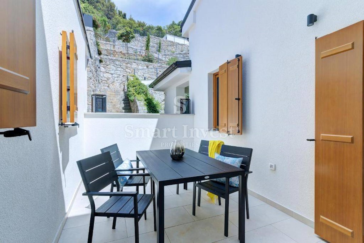 OPATIJA, Superb 2-bedrooms apartment with terrace and garden, resort 1st row to the sea