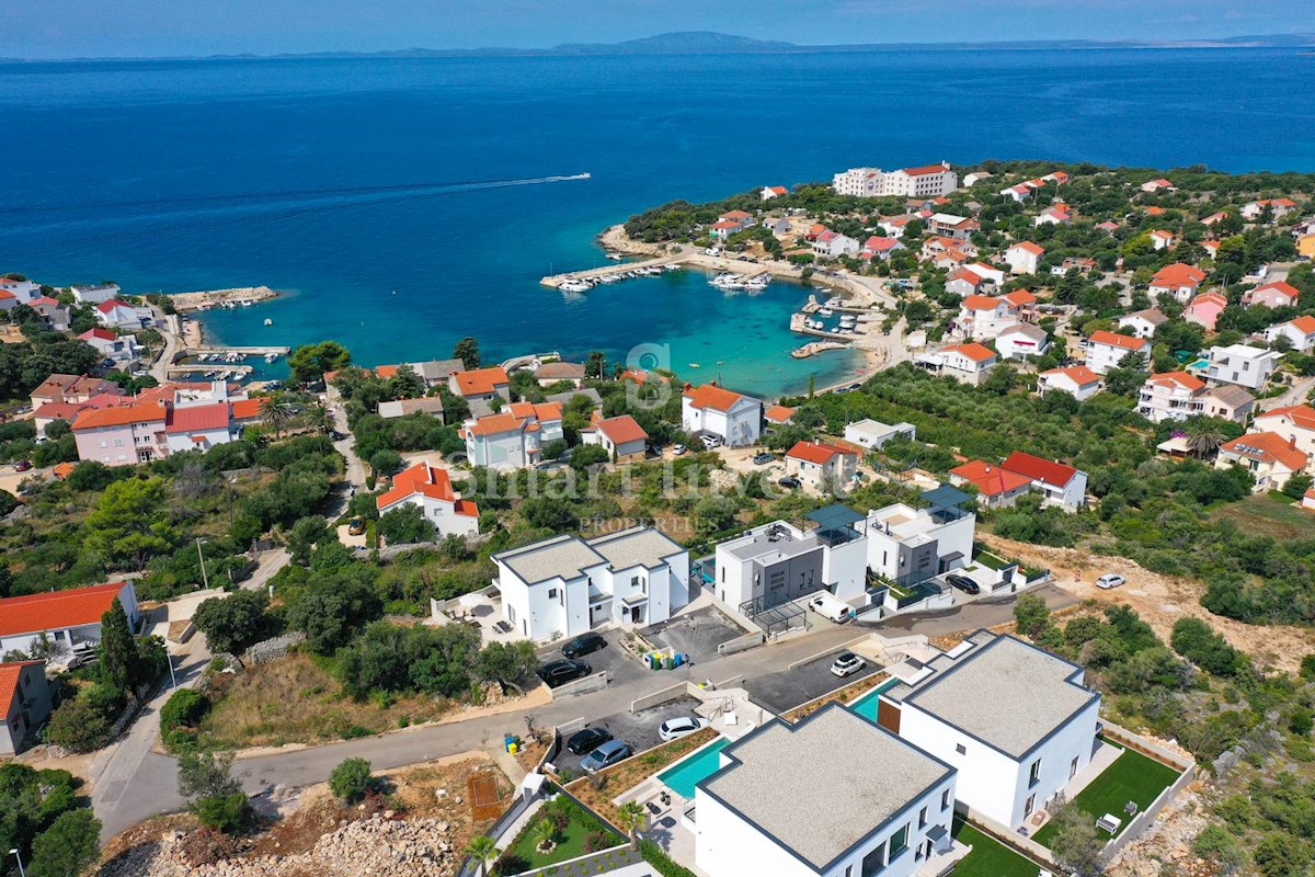 ISOLA DI PAG, due ville bifamiliari con piscina, a 100 m dal mare!