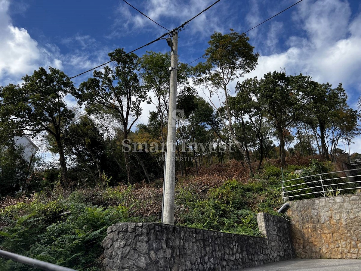 OPATIJA, terreno con ubicazione autorizzata per la costruzione di 3 ville con vista mare