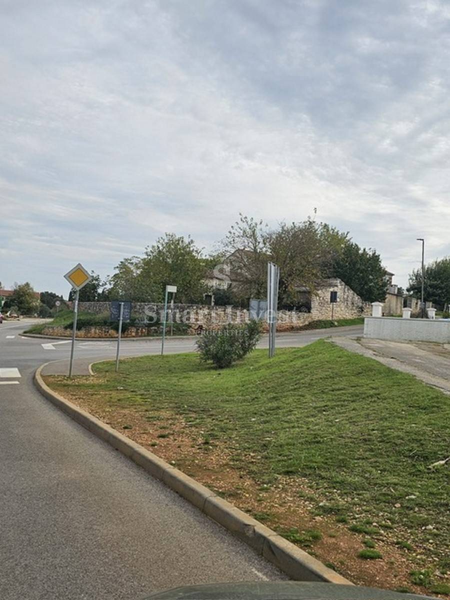 ROVIGNO vicinanze, terreno edificabile di 1350 m2
