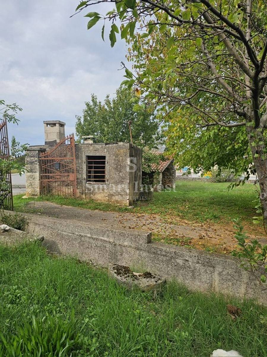 ROVIGNO vicinanze, terreno edificabile di 1350 m2