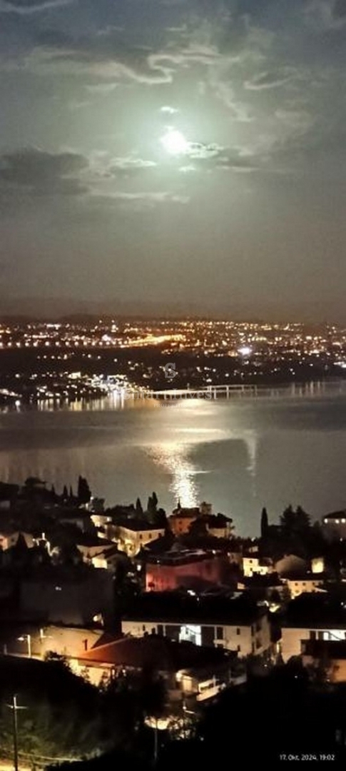 ABBAZIA, appartamento trilocale con vista mare in edificio con piscina