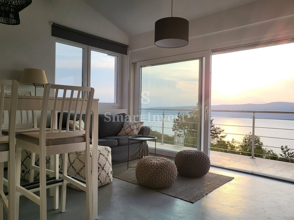 ISTRIA - VICINANZE DI LABIN, casa recentemente ristrutturata con 2 appartamenti e splendida vista mare