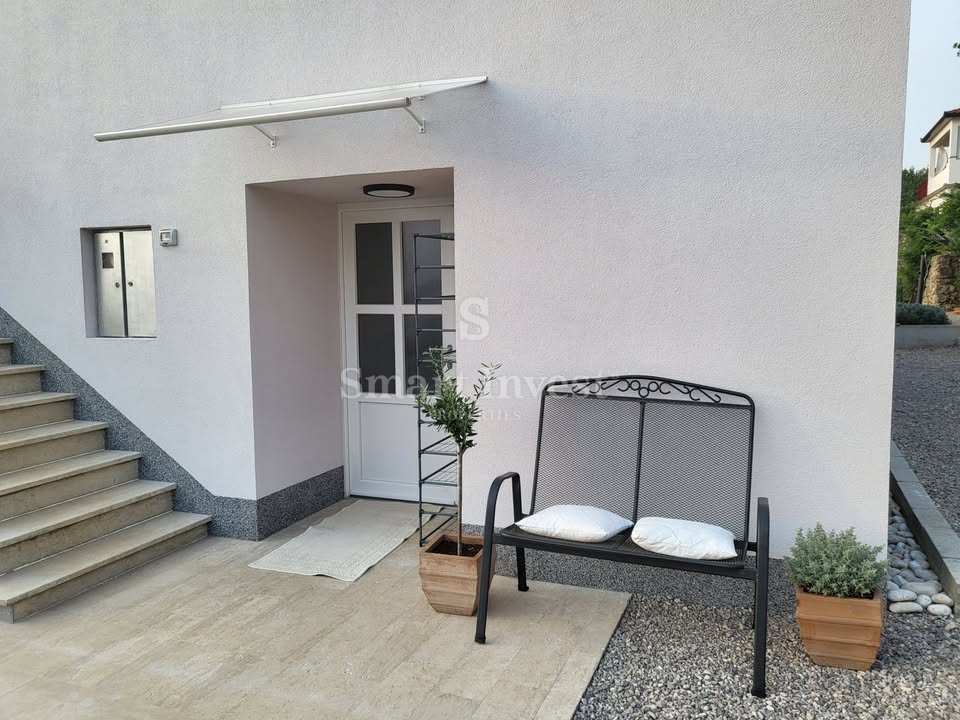 ISTRIA - VICINANZE DI LABIN, casa recentemente ristrutturata con 2 appartamenti e splendida vista mare