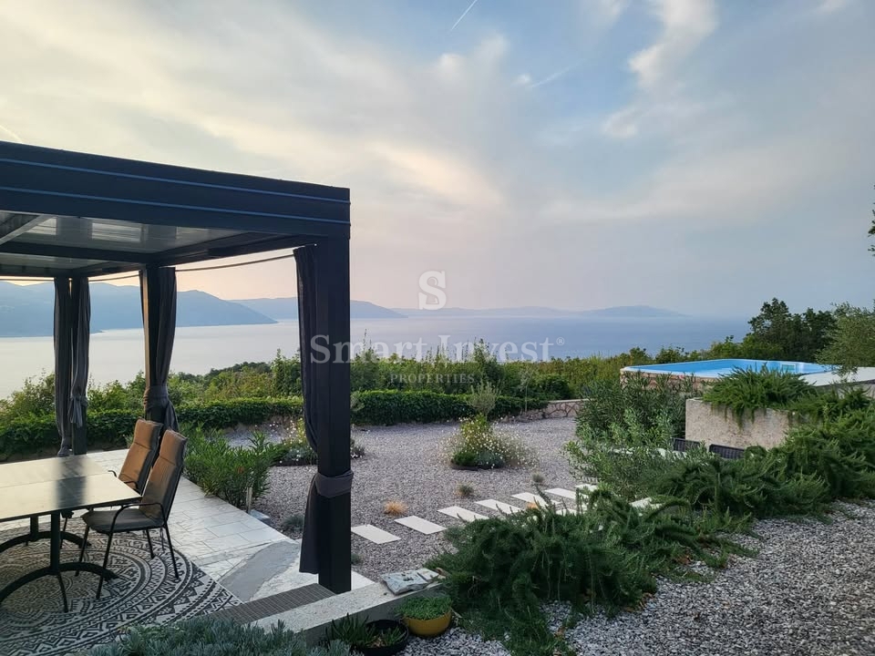 ISTRIA - VICINANZE DI LABIN, casa recentemente ristrutturata con 2 appartamenti e splendida vista mare