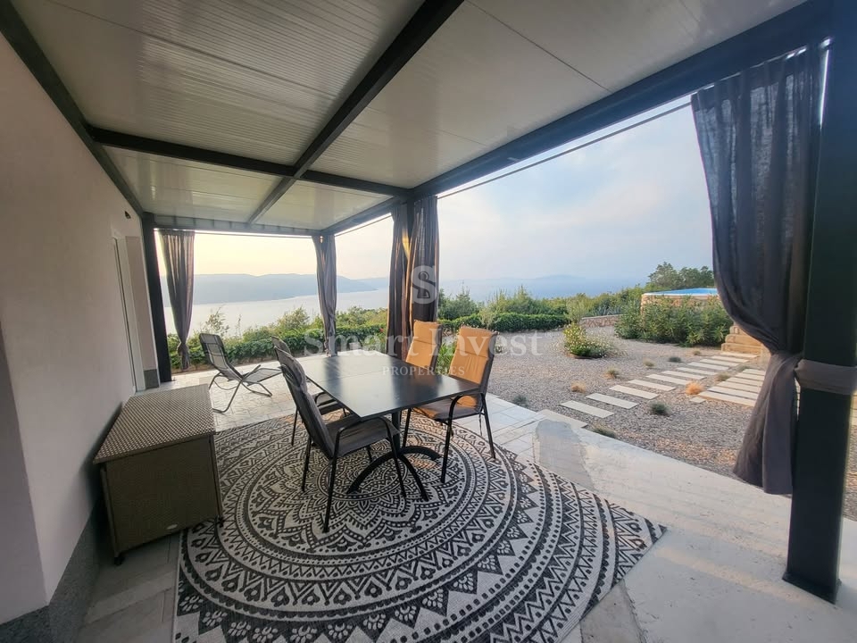ISTRIA - VICINANZE DI LABIN, casa recentemente ristrutturata con 2 appartamenti e splendida vista mare