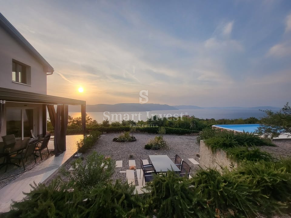 ISTRIA - VICINANZE DI LABIN, casa recentemente ristrutturata con 2 appartamenti e splendida vista mare