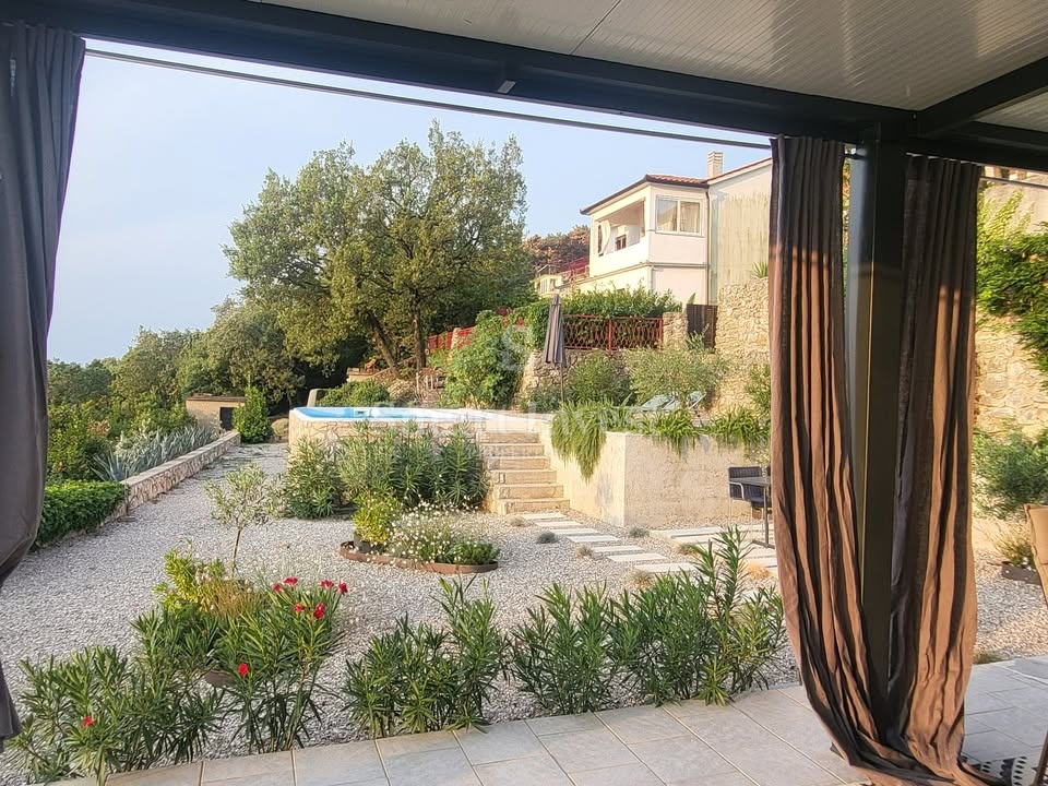 ISTRIA - VICINANZE DI LABIN, casa recentemente ristrutturata con 2 appartamenti e splendida vista mare