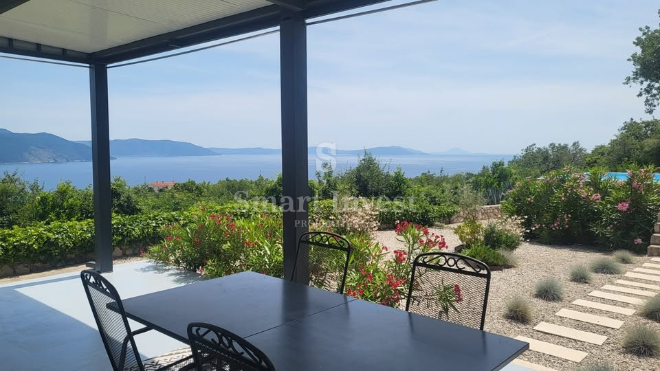 ISTRIA - VICINANZE DI LABIN, casa recentemente ristrutturata con 2 appartamenti e splendida vista mare
