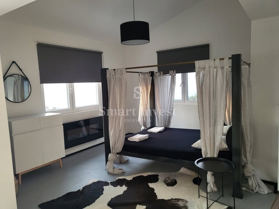 ISTRIA - VICINANZE DI LABIN, casa recentemente ristrutturata con 2 appartamenti e splendida vista mare