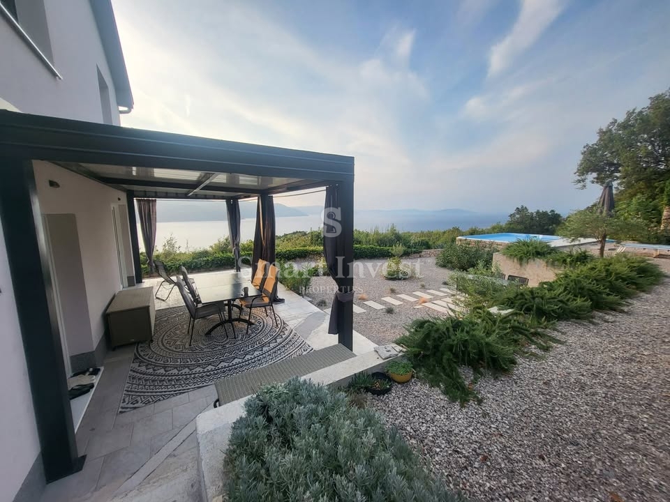 ISTRIA - VICINANZE DI LABIN, casa recentemente ristrutturata con 2 appartamenti e splendida vista mare