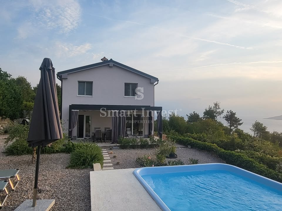 ISTRIA - VICINANZE DI LABIN, casa recentemente ristrutturata con 2 appartamenti e splendida vista mare